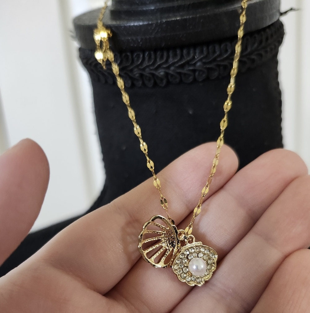 Elegant Gold Shell Pendant Necklace